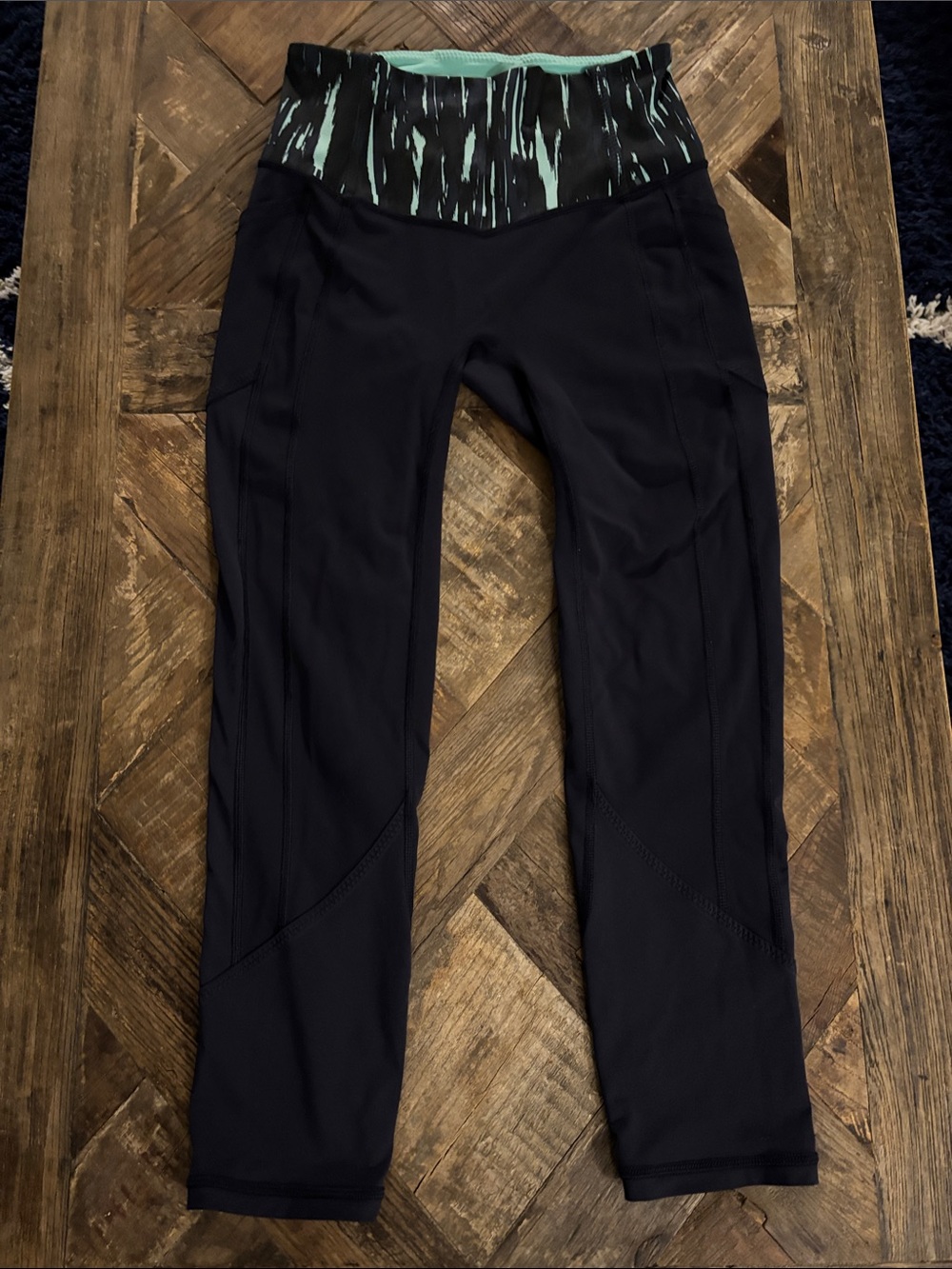 Women’s Navy/Eggplant Lululemon Athletica capri’s with teal patterned waistband